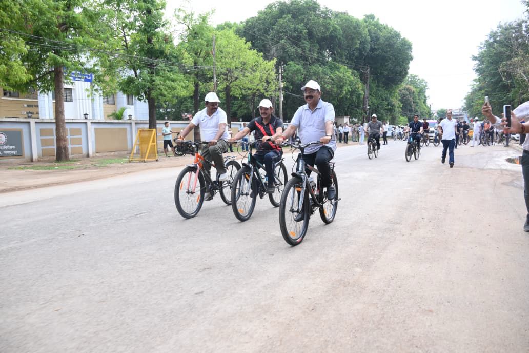 'सन्डे ऑन सायकल' कार्यक्रम में शामिल हुए उप मुख्यमंत्री अरुण साव, सायकल चलाकर फिट रहने और पर्यावरण संरक्षण का दिया संदेश