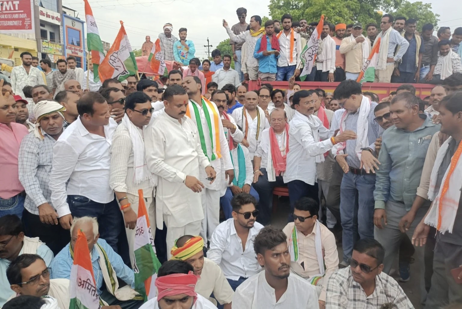"खाद संकट के खिलाफ राजिम में किसानों का शक्ति प्रदर्शन, सैकड़ों ट्रैक्टरों के साथ चक्काजाम"