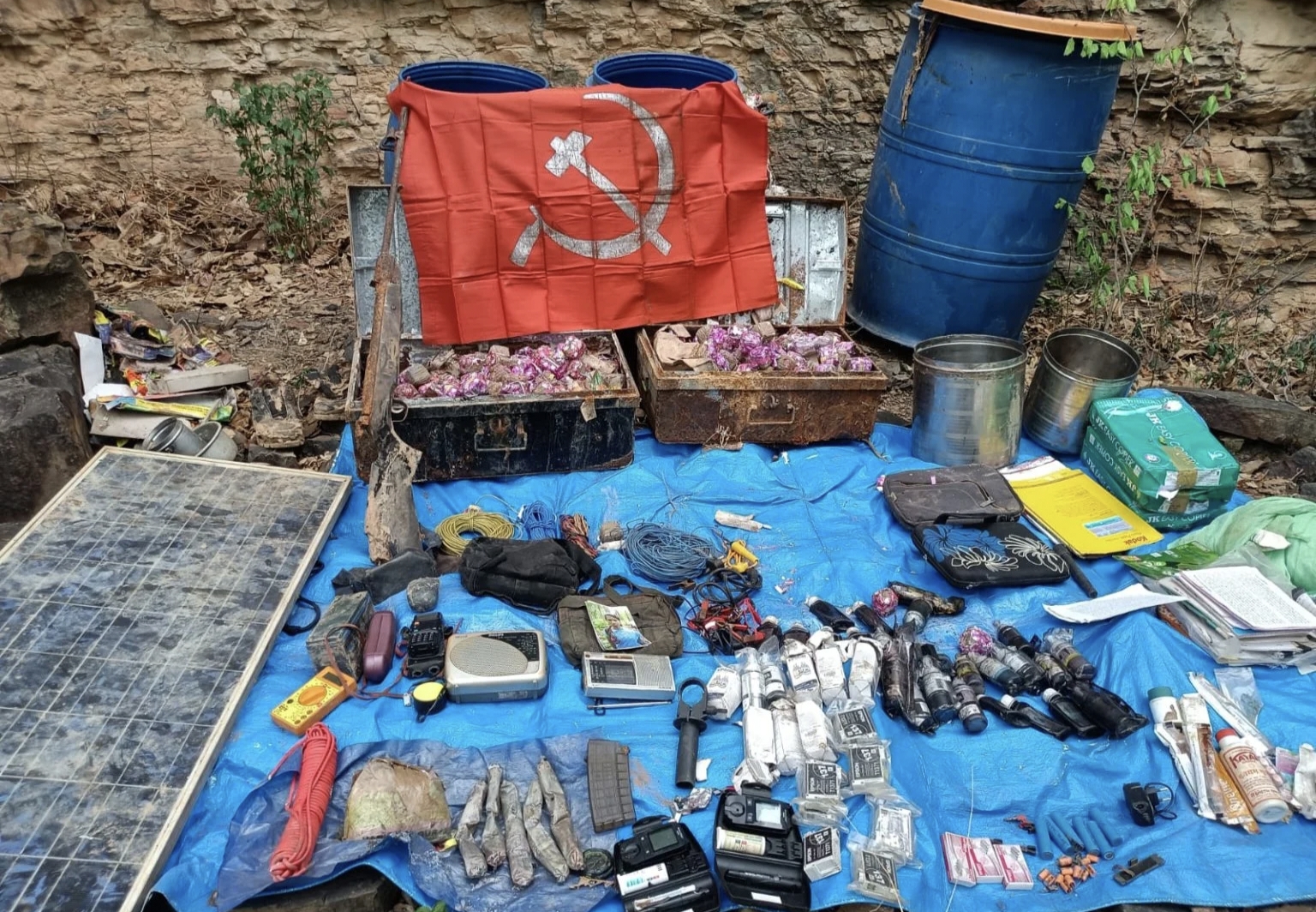 जंगल से नक्सलियों का डंप जखीरा बरामद, CRPF-पुलिस की संयुक्त टीम ने आईईडी, UBGL राउंड समेत कई सामग्री की जब्त
