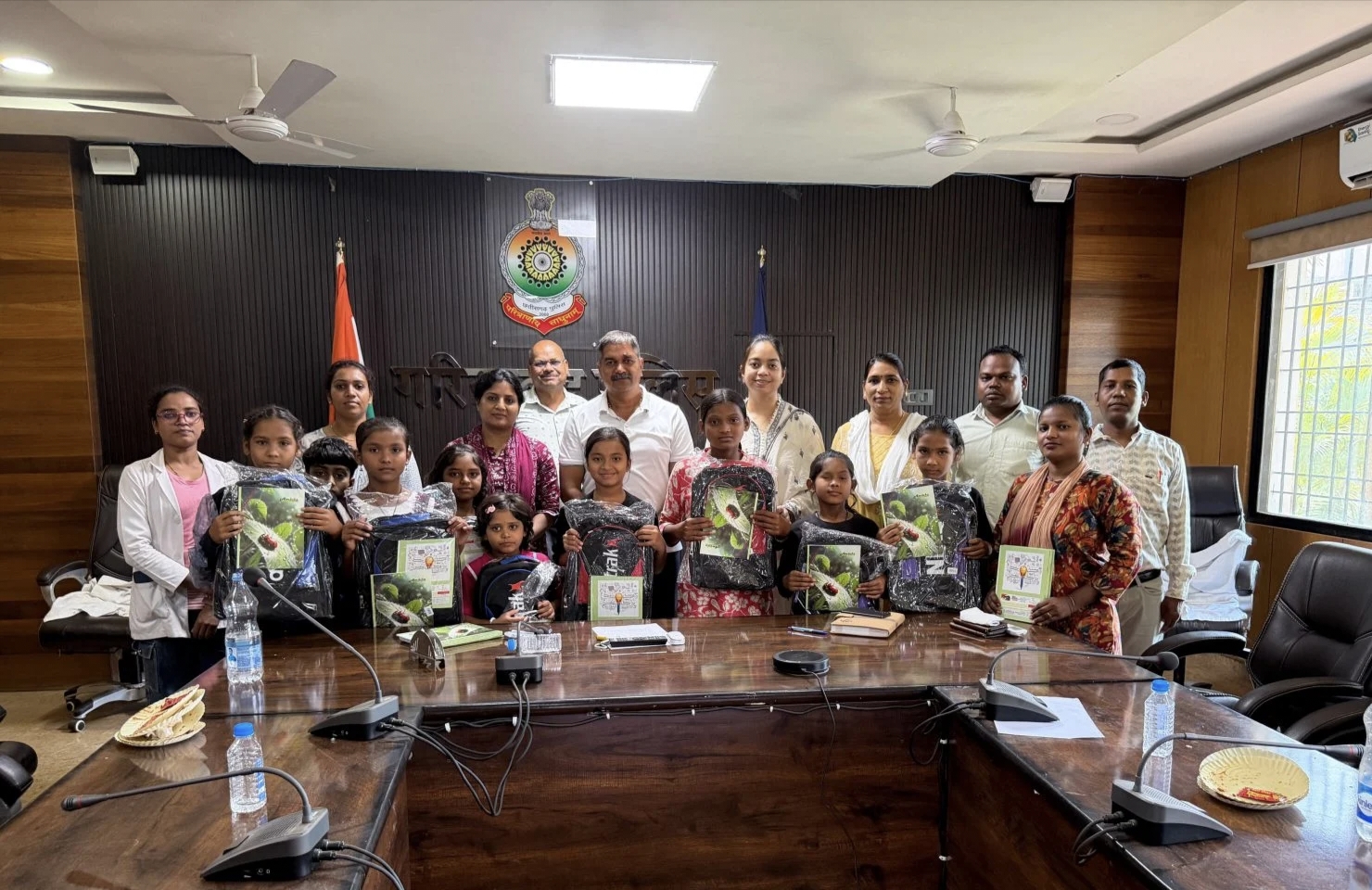 गरियाबंद पुलिस ने बढ़ाया नन्हें कलाकारों का हौसला: नुक्कड़ नाटक से सामाजिक जागरूकता फैला रहे बच्चों को किया पुरस्कृत