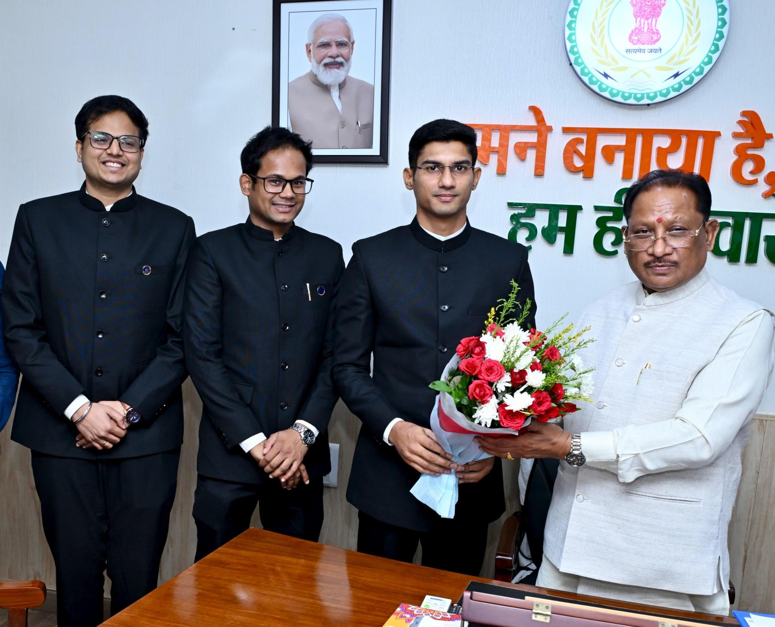 मुख्यमंत्री विष्णु देव साय से प्रशिक्षु आईएएस अधिकारियों ने की मुलाकात