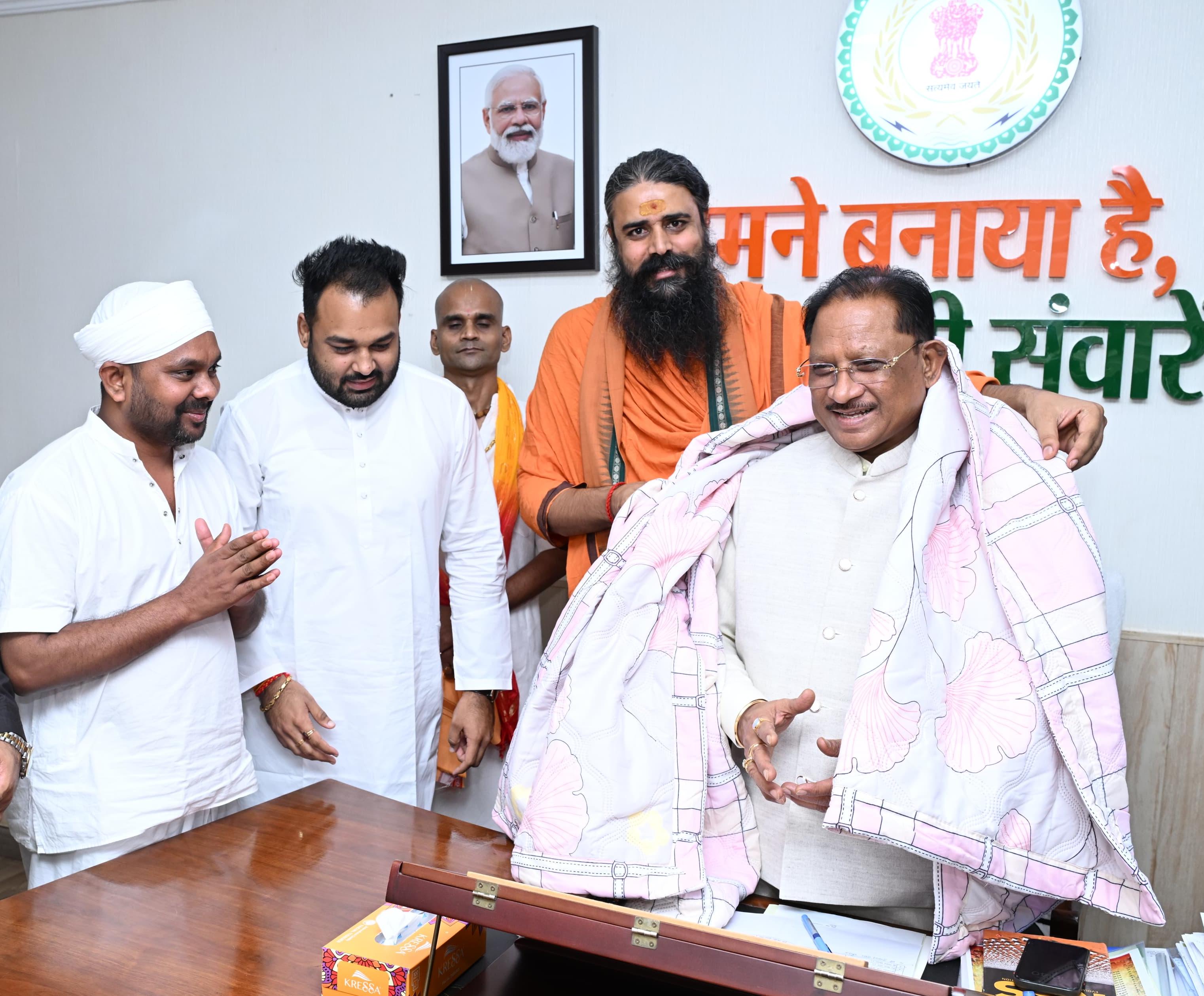 मुख्यमंत्री विष्णु देव साय से संत-महात्माओं ने की मुलाकात, आध्यात्मिक शिक्षा को बढ़ावा देने के निर्णय पर जताया आभार