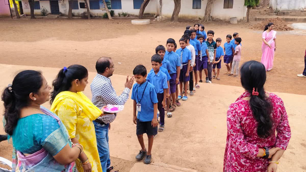 नया शैक्षणिक सत्र शुरू : छत्तीसगढ़ के स्कूलों में फिर लौटी रौनक, छात्रों का तिलक लगाकर हुआ स्वागत