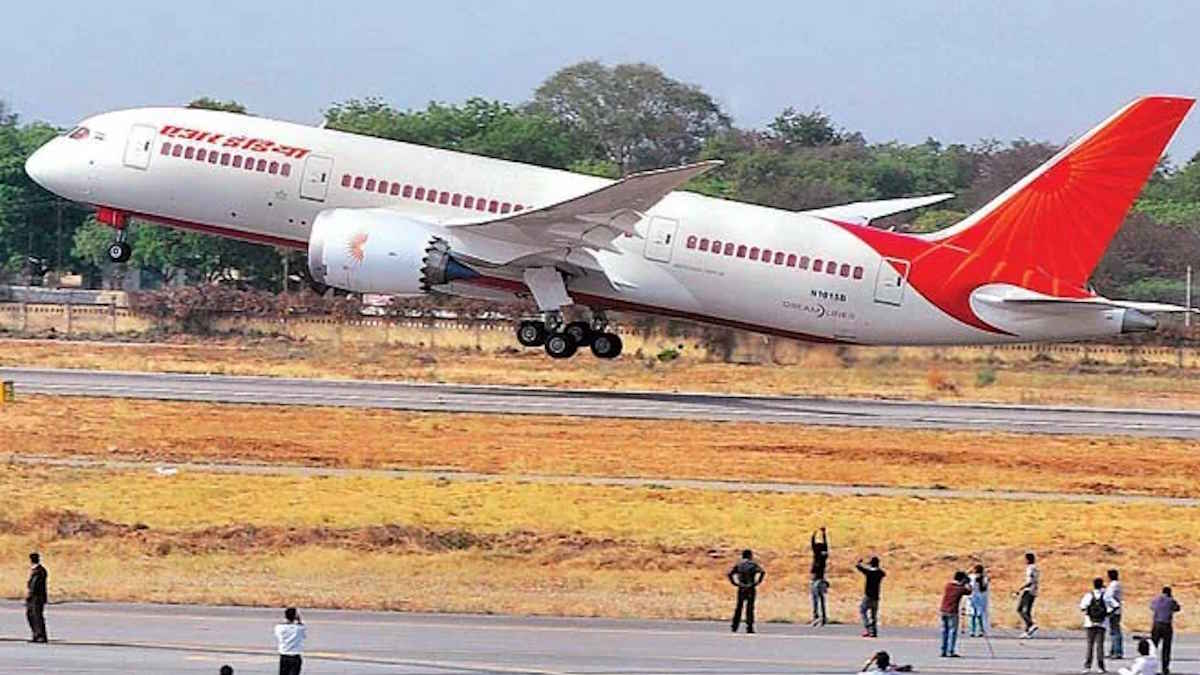 रायपुर एयरपोर्ट पर एयर इंडिया विमान पक्षी से टकराया, लैंडिंग के दौरान हुआ हादसा