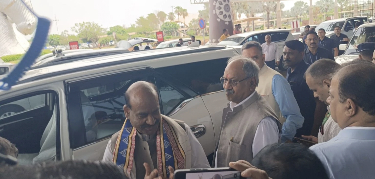 एकदिवसीय रायपुर दौरे पर पहुंचे लोकसभा अध्यक्ष ओम बिरला