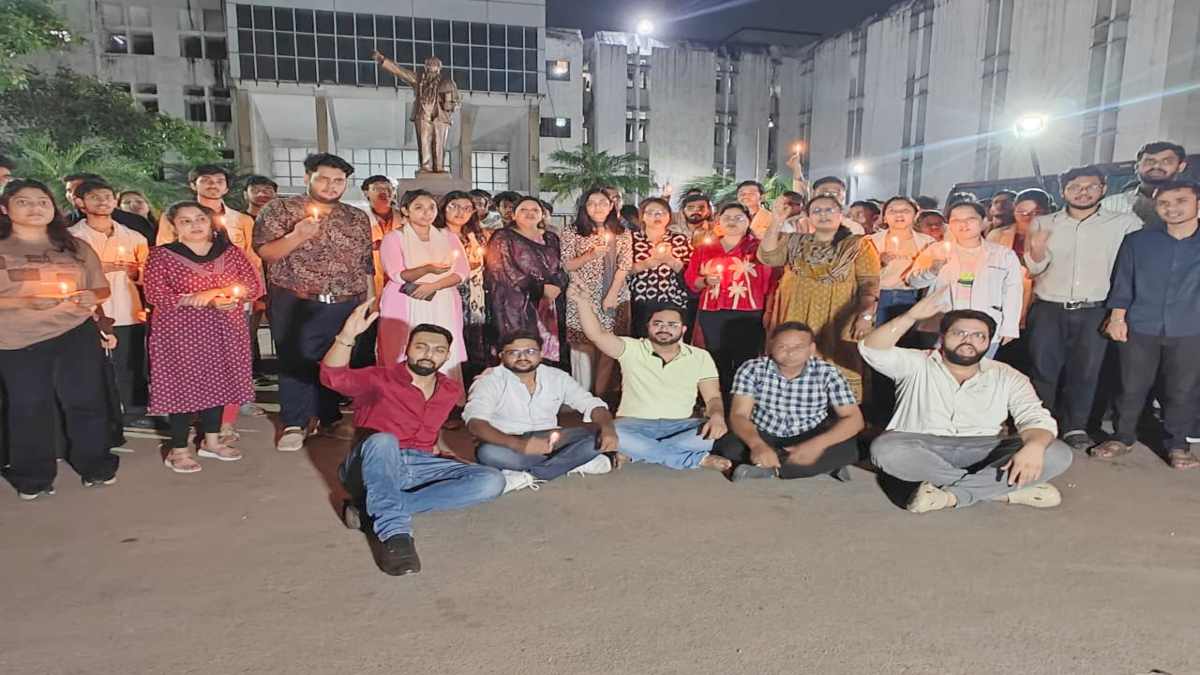 रायपुर में डॉक्टरों का कैंडल मार्च : बाहरी राज्यों से आउटसोर्सिंग का विरोध, स्टाइपेंड बढ़ाने समेत कई मांगों को लेकर किया प्रदर्शन