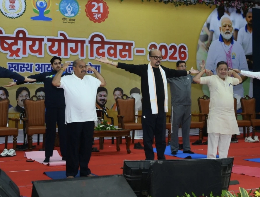 अंतर्राष्ट्रीय योग दिवस 2026: राज्यपाल रमेन डेका ने रायपुर में किया योगाभ्यास
