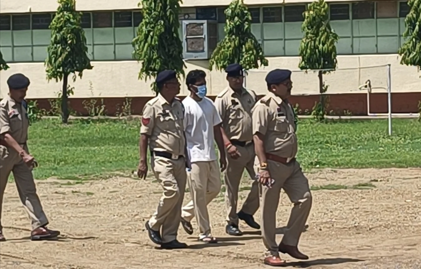 सुरक्षा के बीच परीक्षा केंद्र पहुंचा आरोपी छात्र, हाईकोर्ट ने दी NEET री-एग्जाम की अनुमति