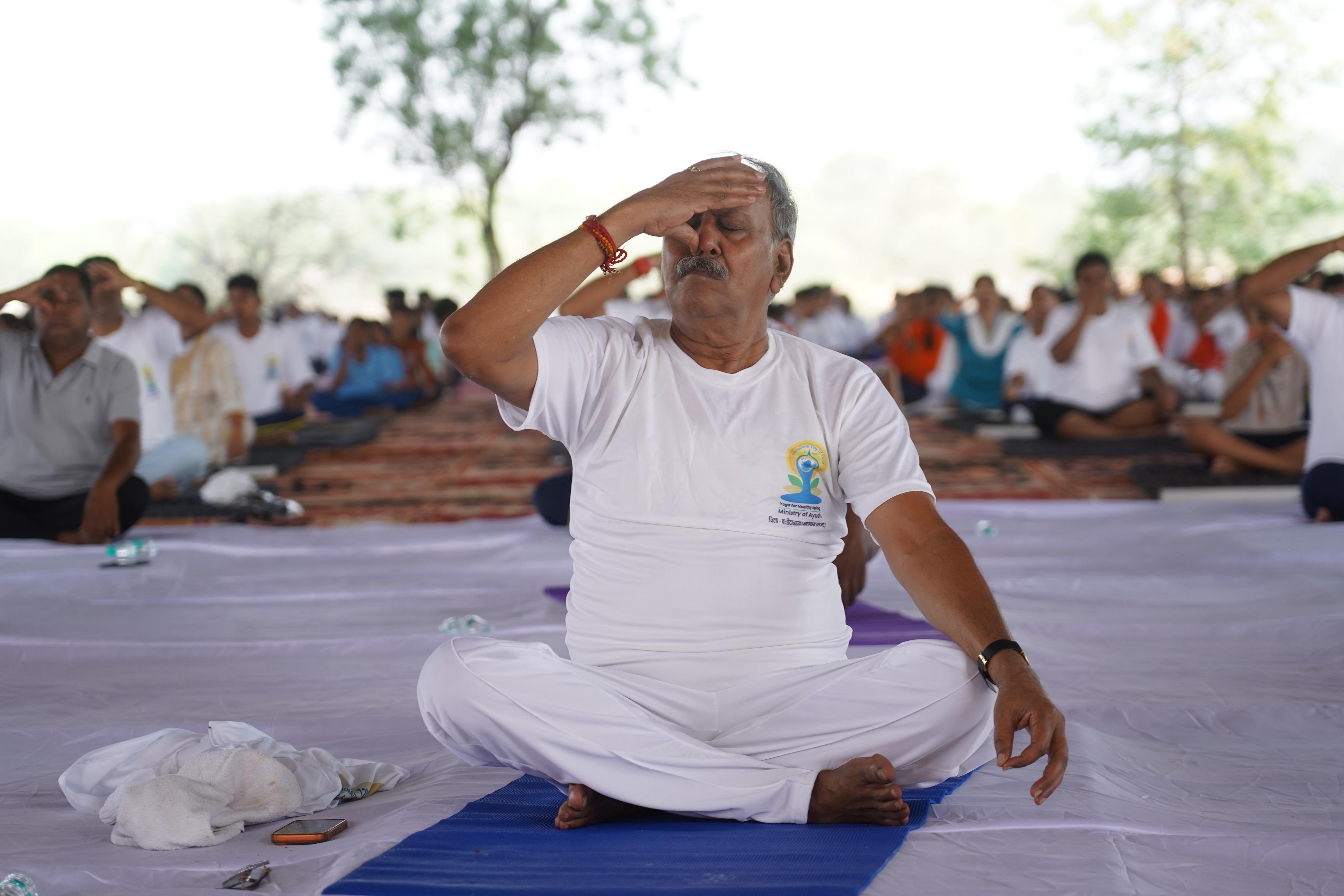 अंतरराष्ट्रीय योग दिवस पर सांसद बृजमोहन अग्रवाल ने किया योगाभ्यास, युवाओं को स्वस्थ जीवनशैली का दिया संदेश