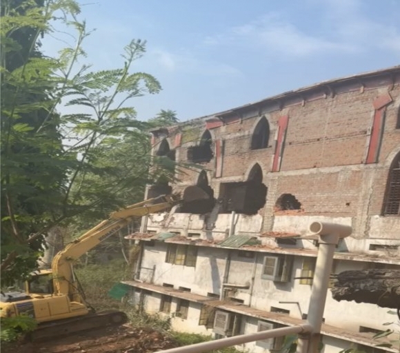 राजधानी के सेंट पॉल स्कूल परिसर में चला बुलडोजर, सामुदायिक भवन के नाम पर चर्च बनाने का था आरोप