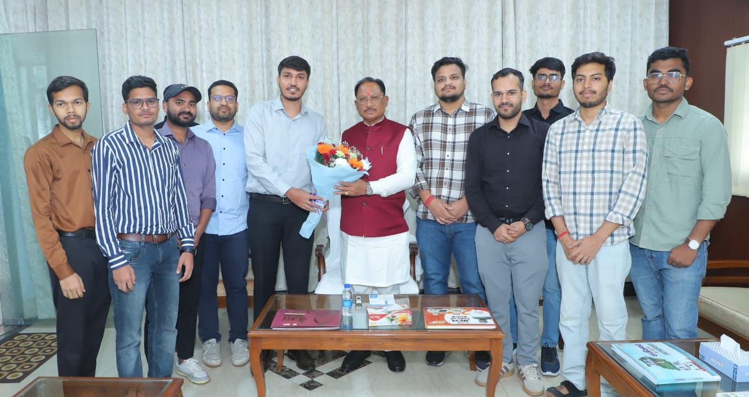 मुख्यमंत्री साय ने यूपीएससी प्रारंभिक परीक्षा में सफल ट्राइबल यूथ हॉस्टल के विद्यार्थियों से की मुलाकात