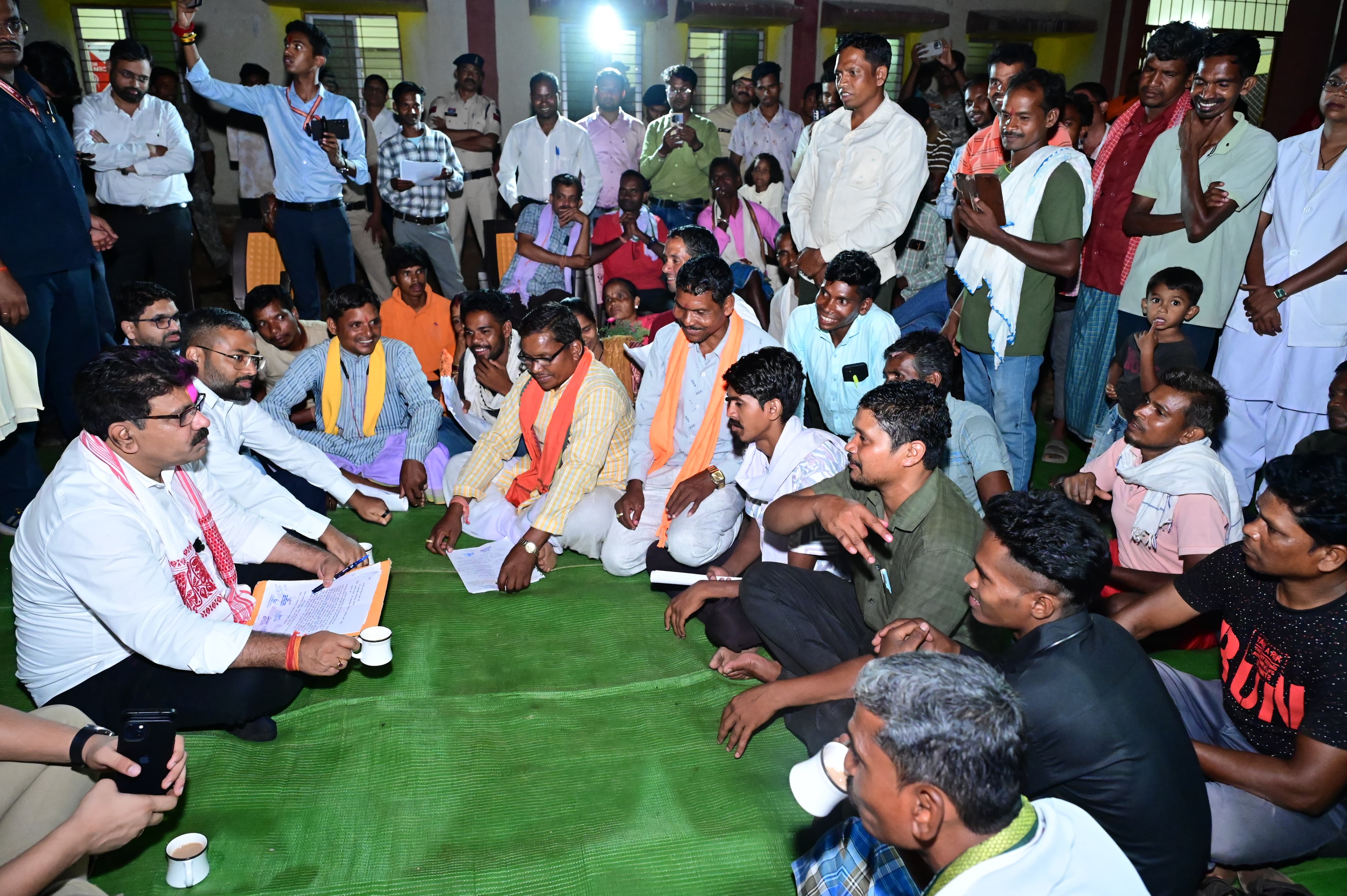 उप मुख्यमंत्री विजय शर्मा पहुंचे नक्सलियों की मांद कहलाने वाले ग्राम किसकोड़ो, ग्रामीणों के साथ जमीन पर बैठकर सुनी समस्याएं