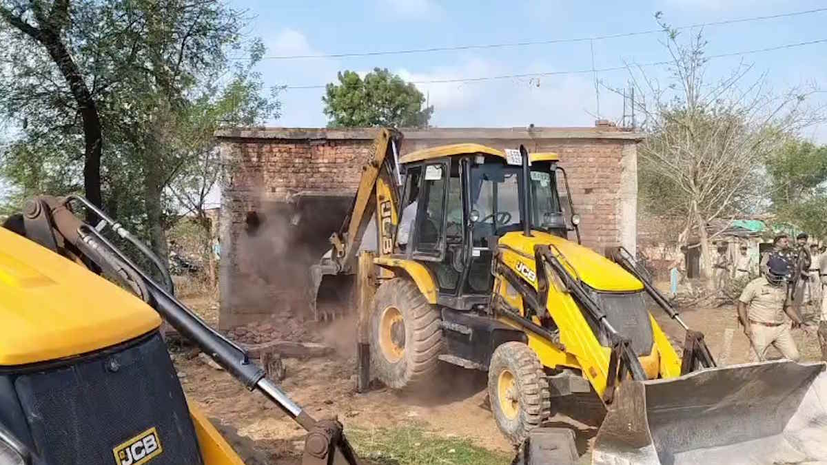 रायपुर के नकटी गांव में बेदखली कार्रवाई शुरू, 48 अवैध मकानों पर चला बुलडोजर