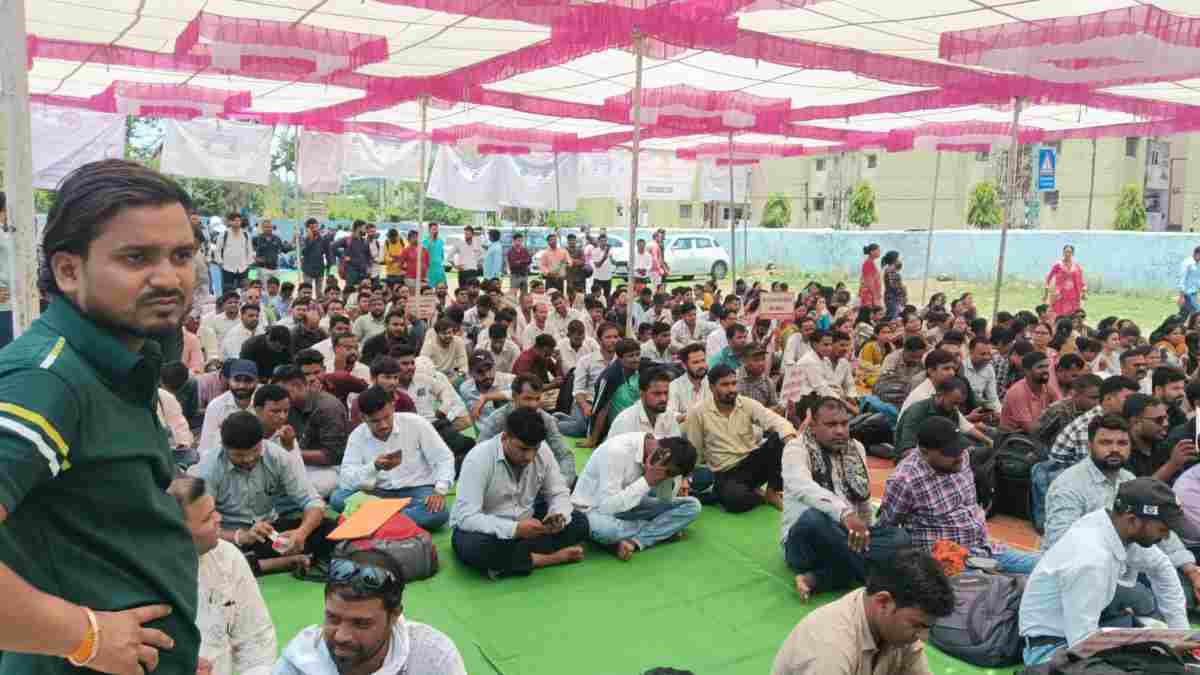 भोपाल में कर्मचारी शिक्षक महासंघ का शक्ति प्रदर्शन: सम्मानजनक वेतन और 12 माह सेवा की मांग, अंबेडकर मैदान में जुटे कर्मचारी 