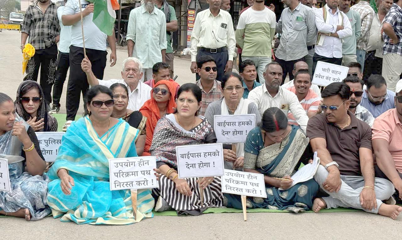 डोंगरगढ़ में परिक्रमा पथ के खिलाफ सड़क पर उतरी कांग्रेस, यातायात हुआ प्रभावित