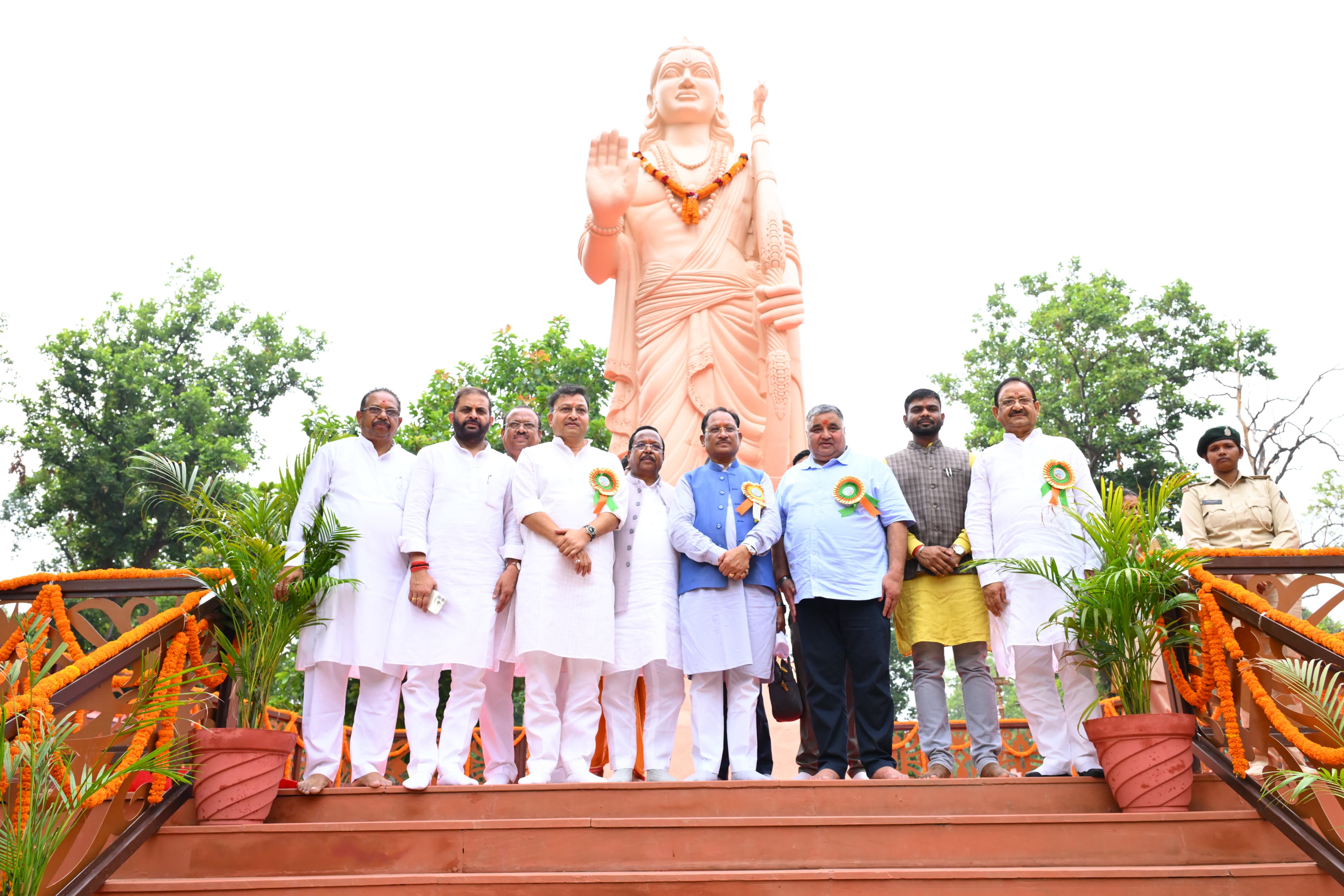 मातृशक्ति एवं प्रकृति के प्रति श्रद्धा का अनुपम संगम : मुख्यमंत्री विष्णु देव साय ने "राम वाटिका" में किया रुद्राक्ष का पौधारोपण
