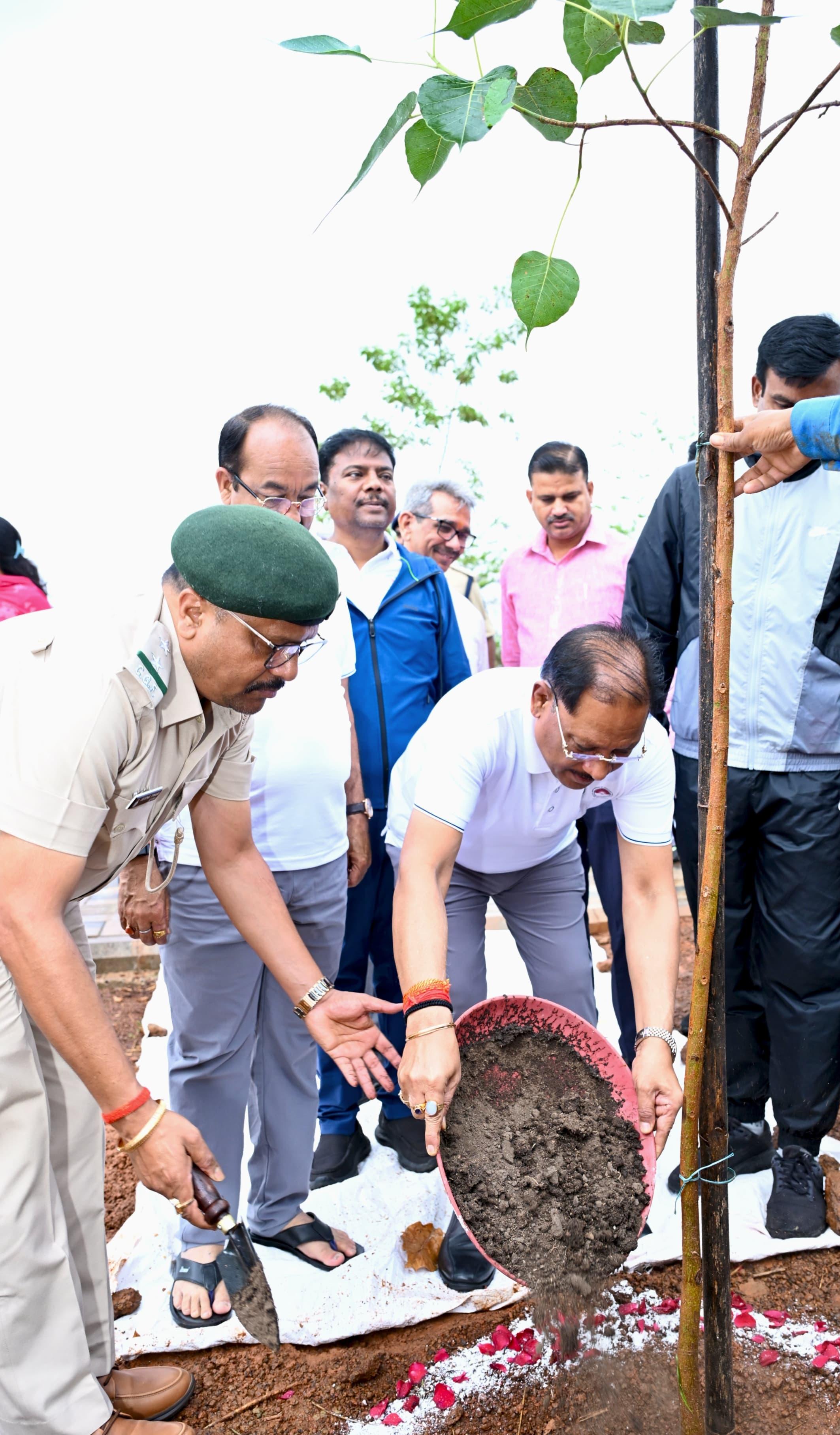 मुख्यमंत्री विष्णु देव साय ने 'एक पेड़ माँ के नाम' अभियान के तहत किया पौधारोपण