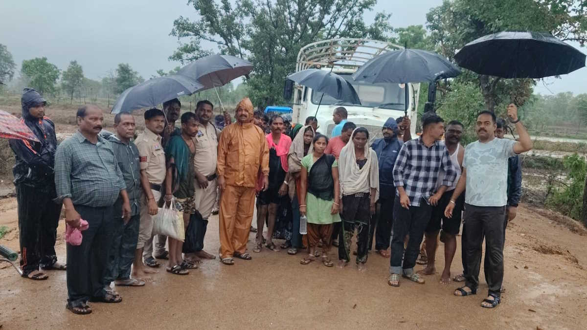 बगनई नदी में फंसे 14 मजदूरों का सफल रेस्क्यू, रातभर पेड़ पर बिताई रात