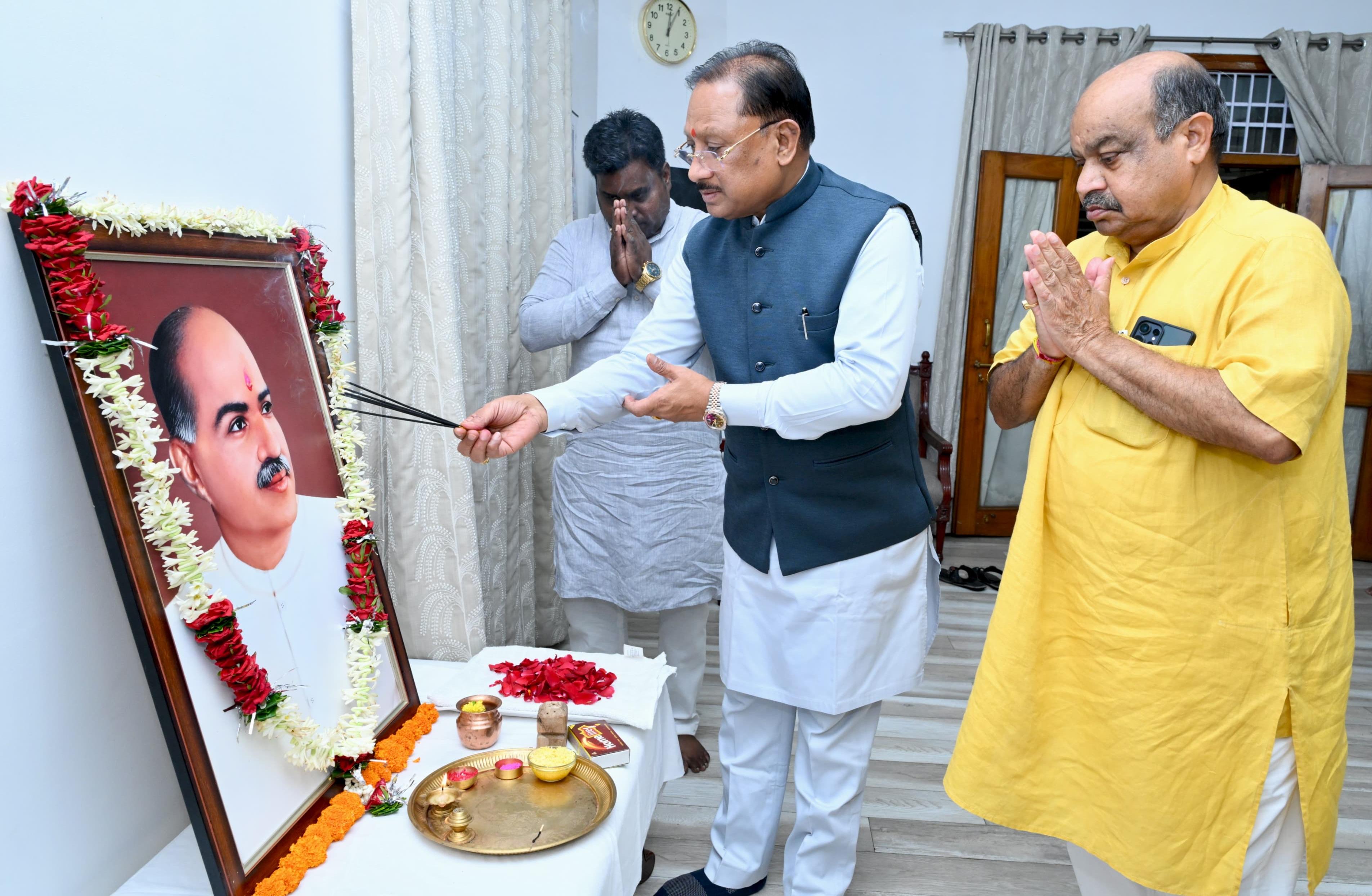 मुख्यमंत्री विष्णुदेव साय ने डॉ. श्यामा प्रसाद मुखर्जी की 125वीं जयंती पर उन्हें किया नमन