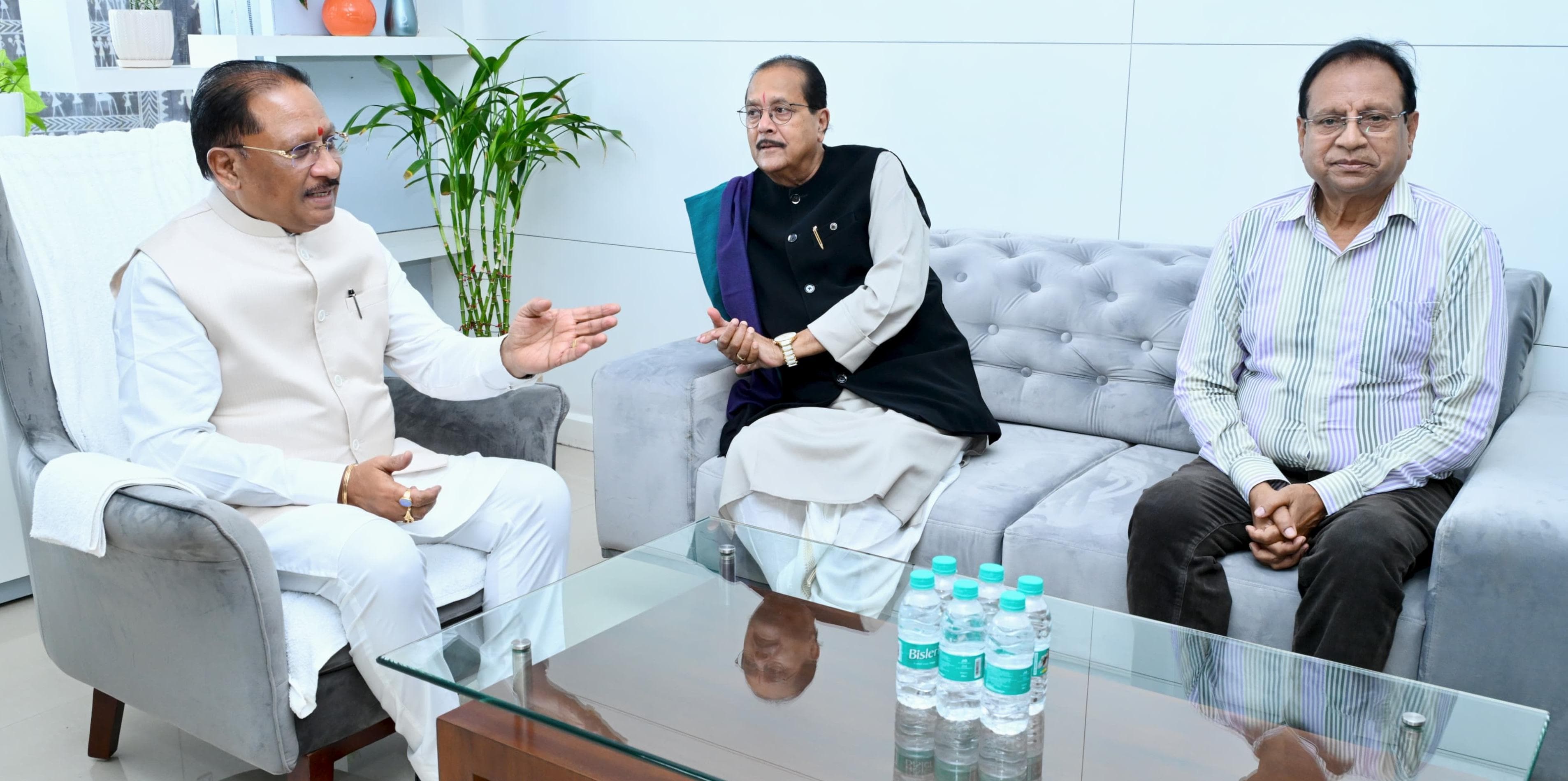 मुख्यमंत्री विष्णु देव साय से झारखंड के वित्त मंत्री राधाकृष्ण किशोर ने की मुलाकात
