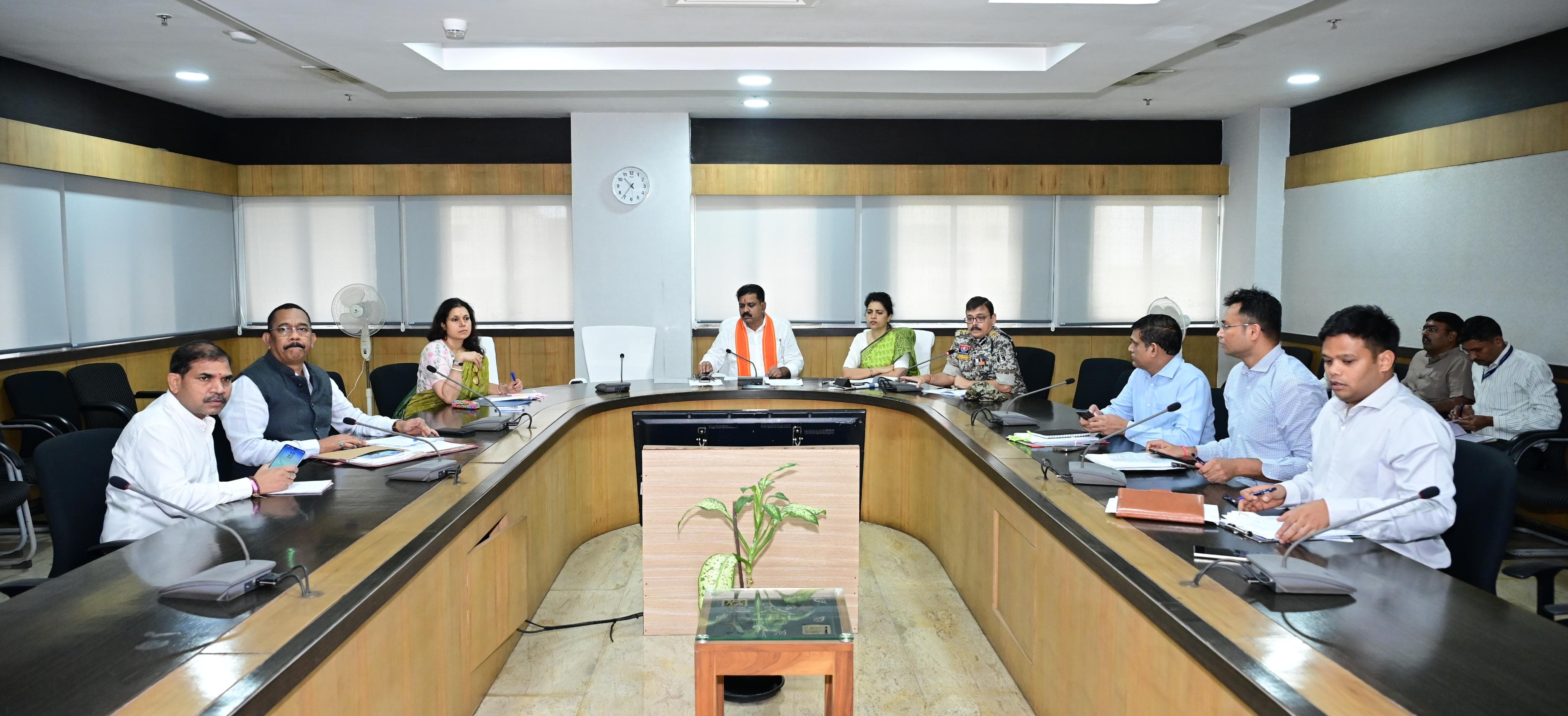 उप मुख्यमंत्री विजय शर्मा ने नक्सल प्रभावित जिलों में विकास और पुनर्वास कार्यों में तेजी लाने के दिए निर्देश