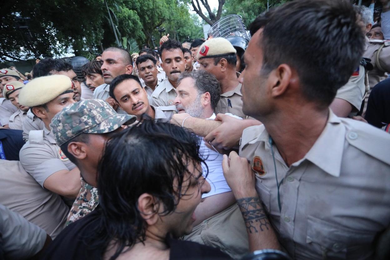 दिल्ली में कांग्रेस नेताओं की हिरासत का रायपुर में विरोध, सड़क पर उतरे कार्यकर्ता
