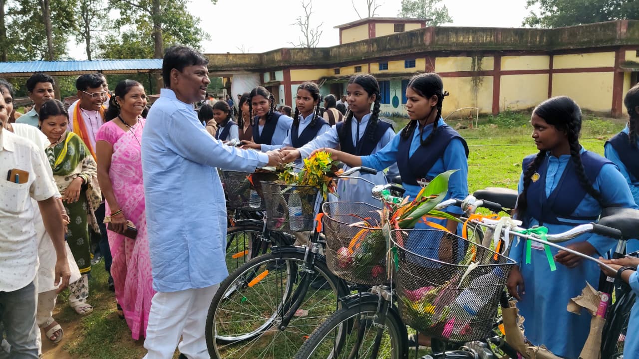 कोंडागांव में 238 छात्राओं को मिली निःशुल्क सरस्वती साइकिल, मंत्री केदार कश्यप ने किया वितरण