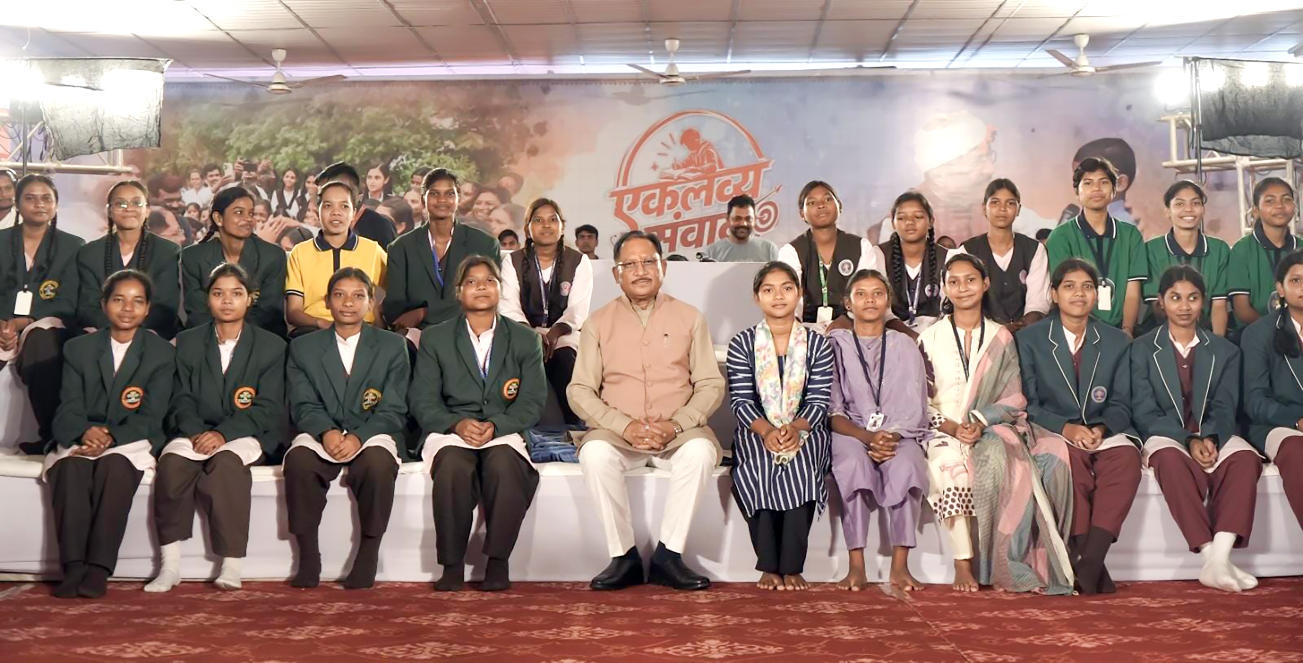 जनजातीय प्रतिभाओं के सपनों को नई उड़ान: मुख्यमंत्री साय ने नीट सफल विद्यार्थियों से किया आत्मीय संवाद