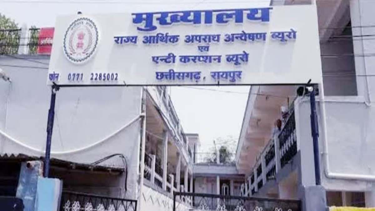 मुआवजा भुगतान के एवज में 50 हजार की रिश्वत, गारंटी के लिए साइन किया चेक मांगने वाला बाबू गिरफ्तार