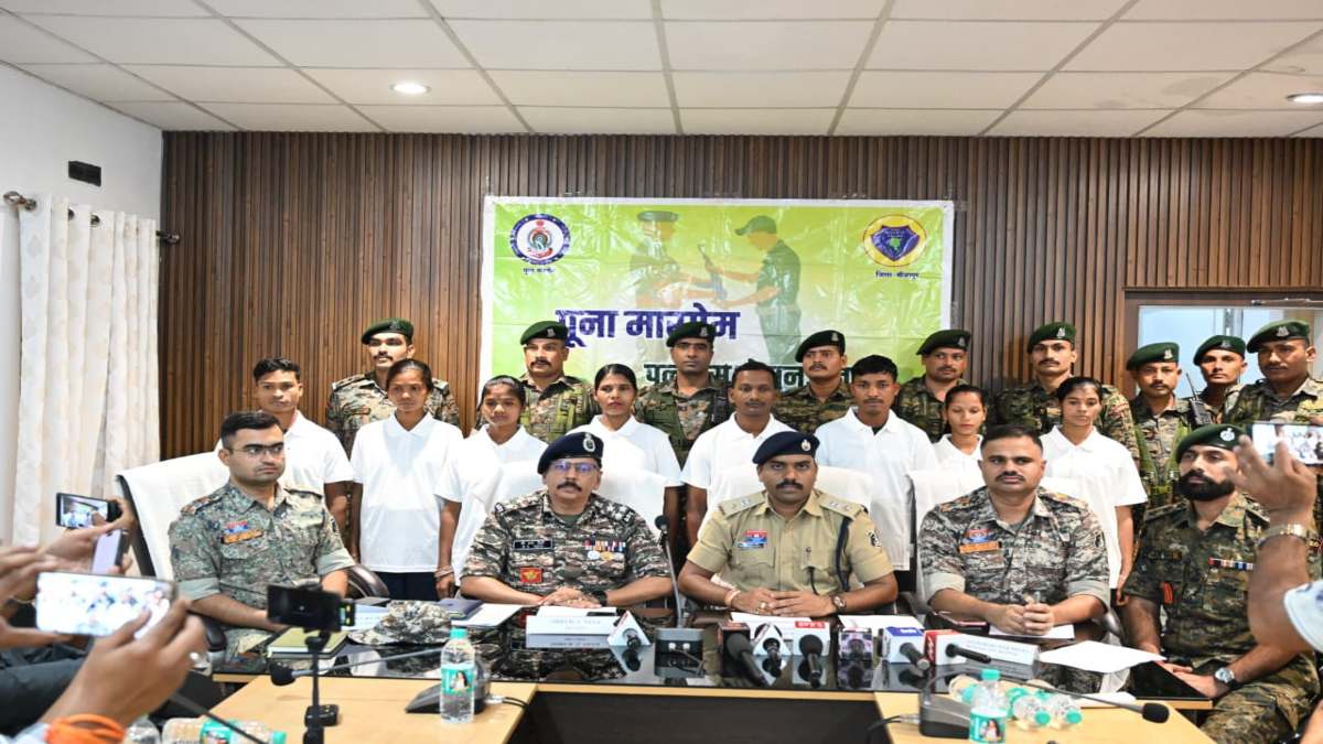 बीजापुर पुलिस की बड़ी सफलता, झारखंड के 8 इनामी नक्सलियों ने किया सरेंडर
