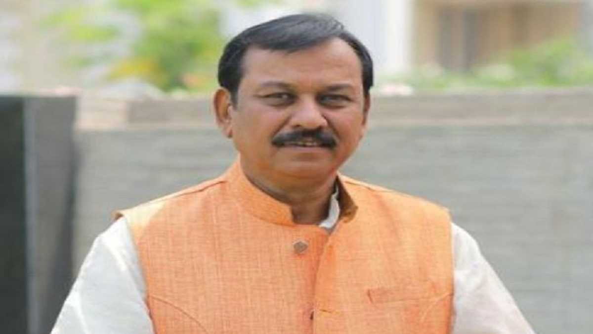 सांसदों और अफसरों के टकराव पर सियासत गरमाई, दुर्ग सांसद विजय बघेल की शिकायत के बाद भूपेश का सरकार पर हमला
