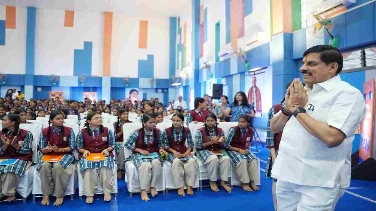 स्कूल की 'स्टूडेंट कैबिनेट' से रूबरू हुए सीएम डॉ. मोहन यादव, छात्राओं के सवालों का दिया खुलकर जवाब