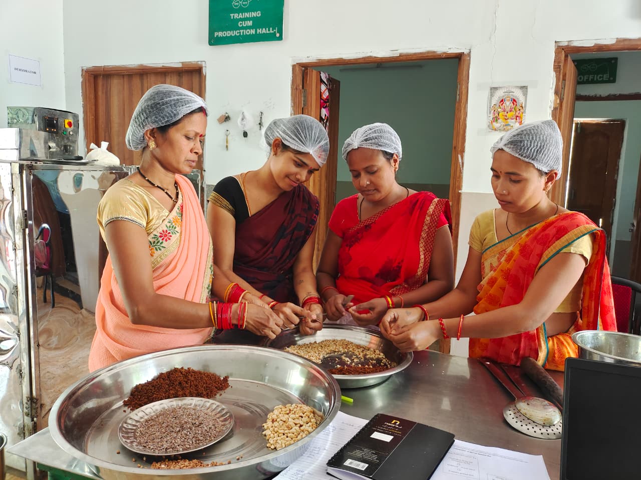 'छत्तीसगढ़ हर्बल्स' से महुआ उत्पादों को मिला बड़ा बाजार, महिलाओं की बढ़ी आमदनी