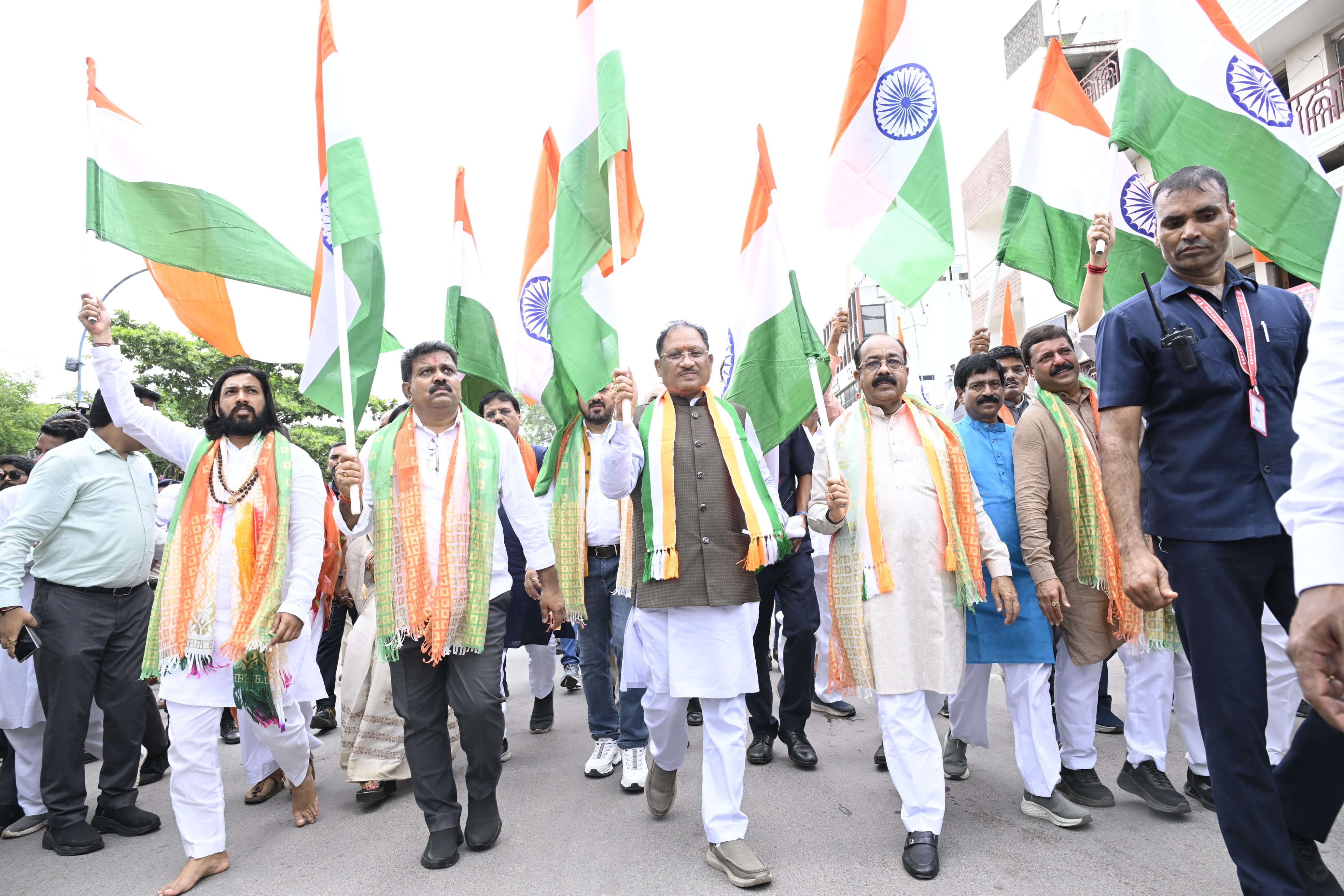 मुख्यमंत्री साय ने हाथ में तिरंगा थामकर किया भव्य तिरंगा यात्रा का नेतृत्व, कहा - 140 करोड़ भारतीयों को एक सूत्र में बांधता है तिरंगा