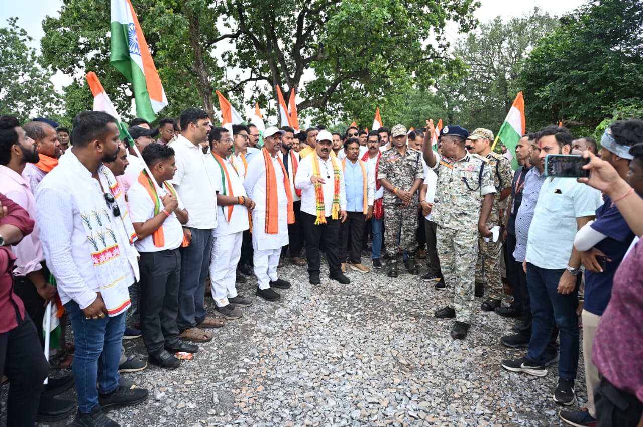 श्यामगिरी में शहीद पूर्व विधायक स्व. भीमा मंडावी को उप मुख्यमंत्री विजय शर्मा और वन मंत्री केदार कश्यप ने दी श्रद्धांजलि