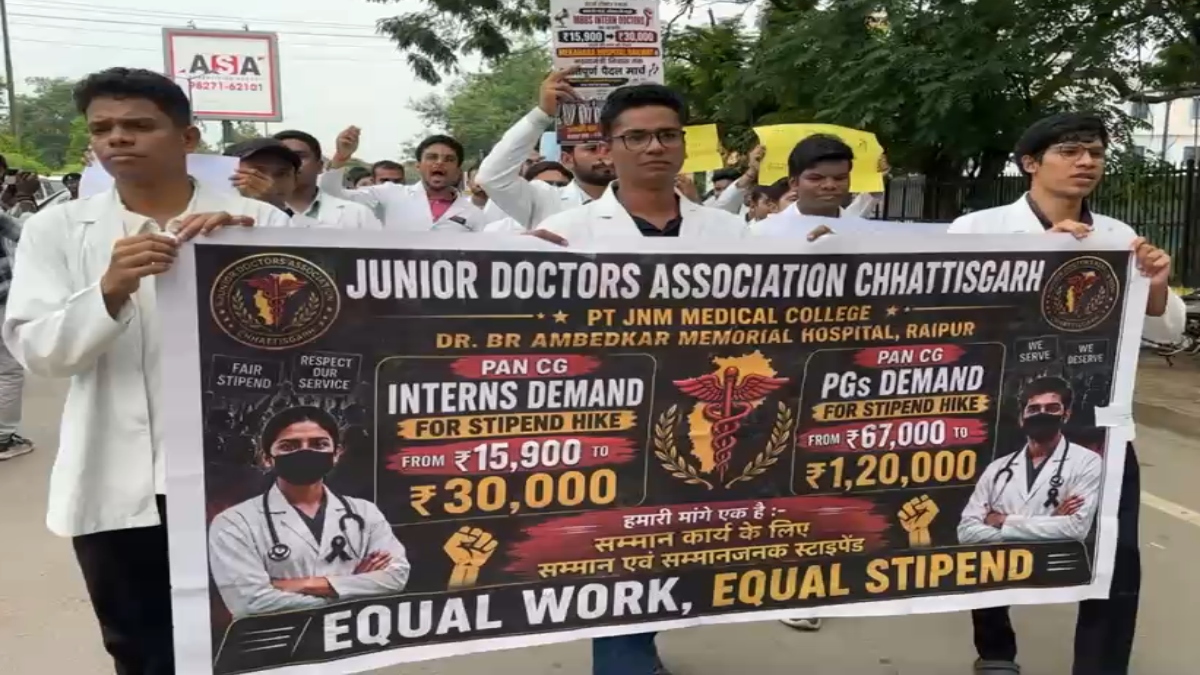 स्टाइपेंड बढ़ाने की मांग पर सड़कों पर उतरे MBBS इंटर्न डॉक्टर, सरकार से मांगा सम्मानजनक मानदेय