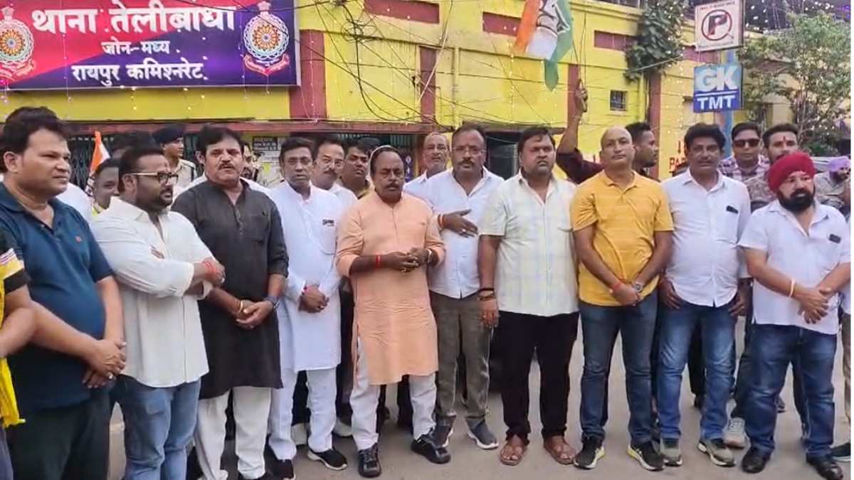 गौमाताओं की मौत पर कांग्रेस का प्रदर्शन, महापौर समेत निगम अधिकारियों पर FIR की मांग