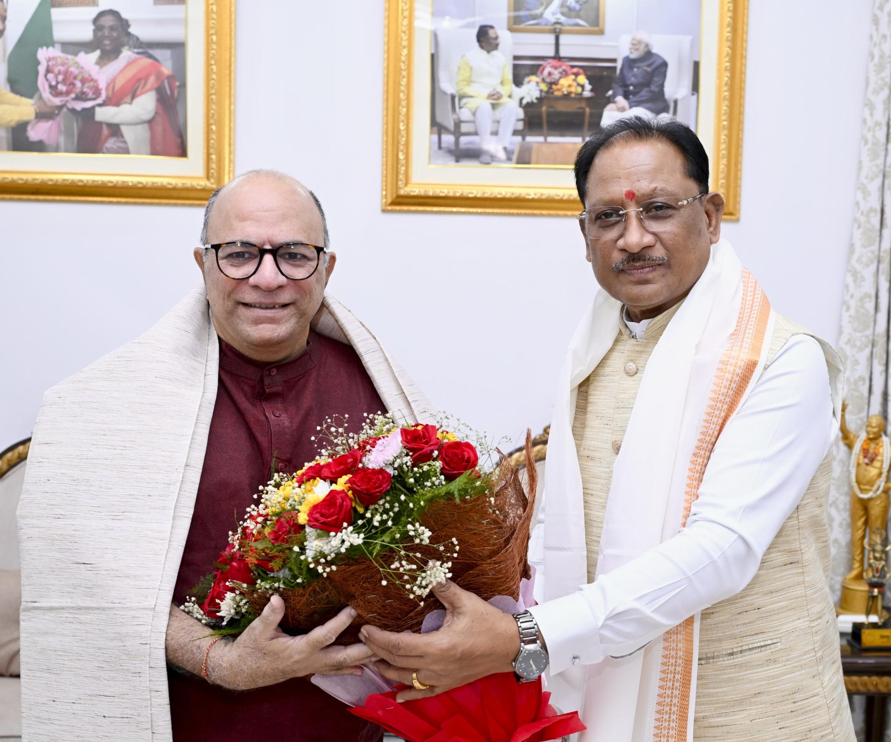 मुख्यमंत्री विष्णुदेव साय से निर्माता-निर्देशक डॉ. चंद्रप्रकाश द्विवेदी ने की मुलाकात, शॉल एवं प्रतीक चिन्ह भेंटकर किया अभिनंदन