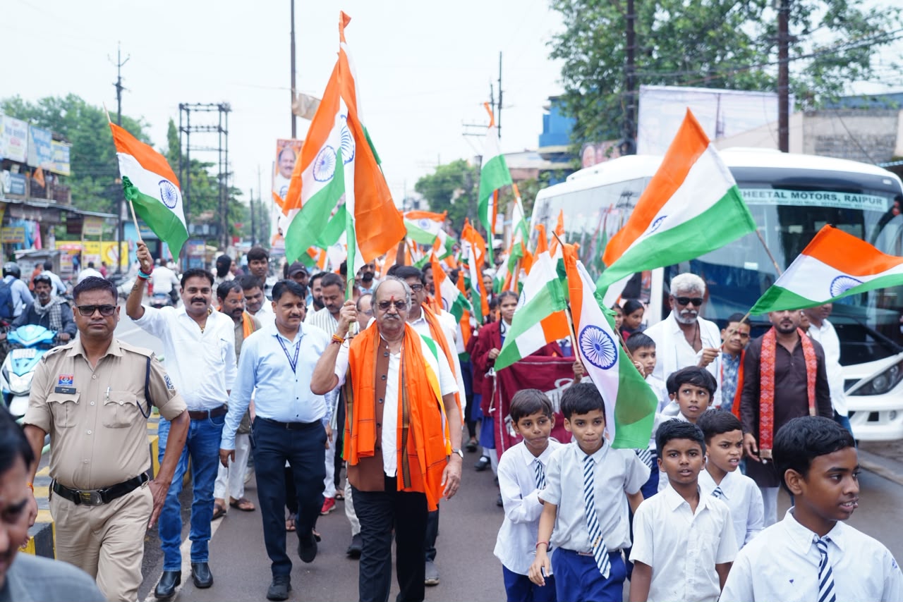"तिरंगा देश की आन, बान और शान है, एक व्यक्ति भी इसे लेकर निकले तो वह पूरे देश का गौरव है" &mdash; सांसद बृजमोहन अग्रवाल