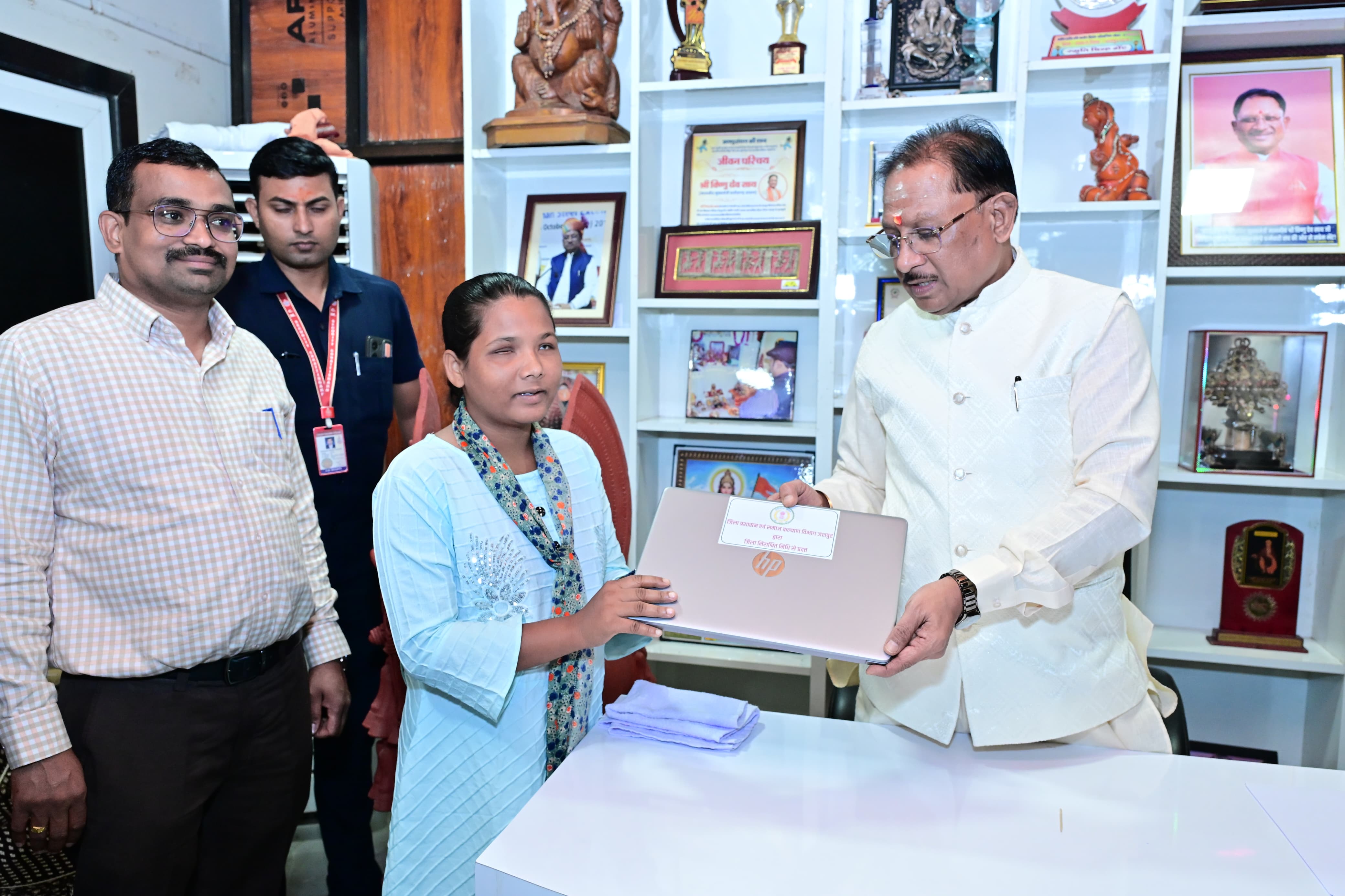 दृष्टिबाधा नहीं बनी पढ़ाई में बाधा, सीएम साय ने जयमंती को दिया विशेष सॉफ्टवेयर वाला लैपटॉप