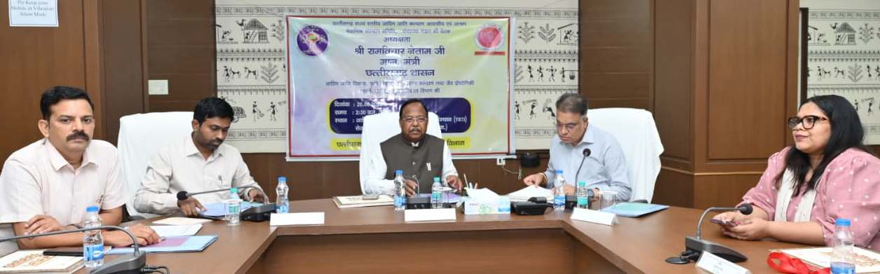 एकलव्य विद्यालयों की शैक्षणिक गुणवत्ता और सुविधाओं की मंत्री राम विचार नेताम ने की समीक्षा