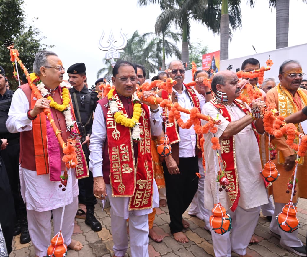 मुख्यमंत्री विष्णु देव साय ने भगवान शिव का रुद्राभिषेक कर प्रदेशवासियों के सुख-समृद्धि और खुशहाली की कामना की