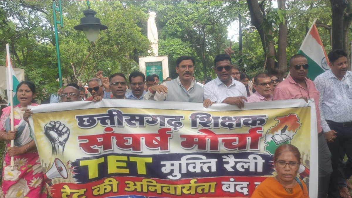 बारिश के बीच शिक्षकों ने भरी हुंकार, TET मुक्ति रैली निकाल कलेक्टरों को सौंपा ज्ञापन