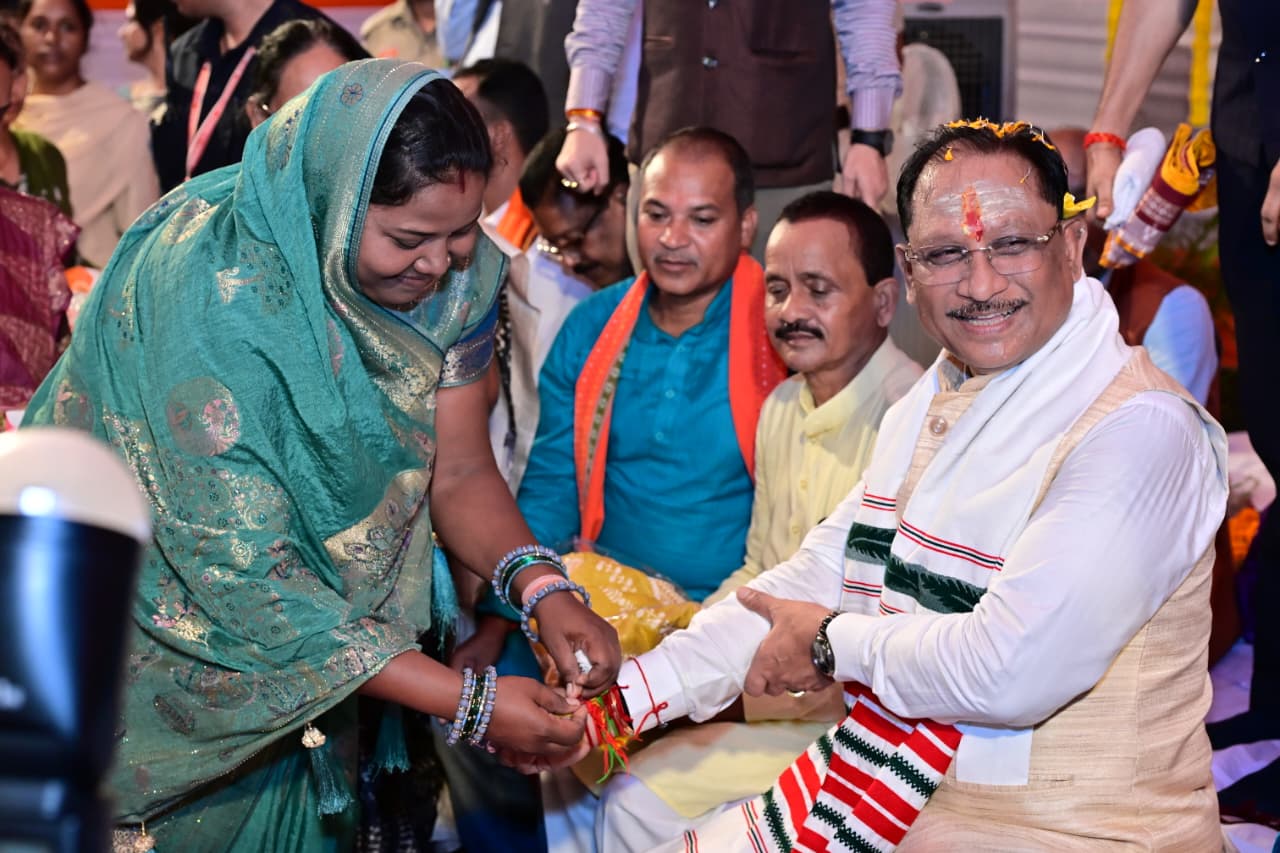 पंडरीपानी में रक्षाबंधन एवं बहनों से संवाद कार्यक्रम में शामिल हुए मुख्यमंत्री विष्णु देव साय