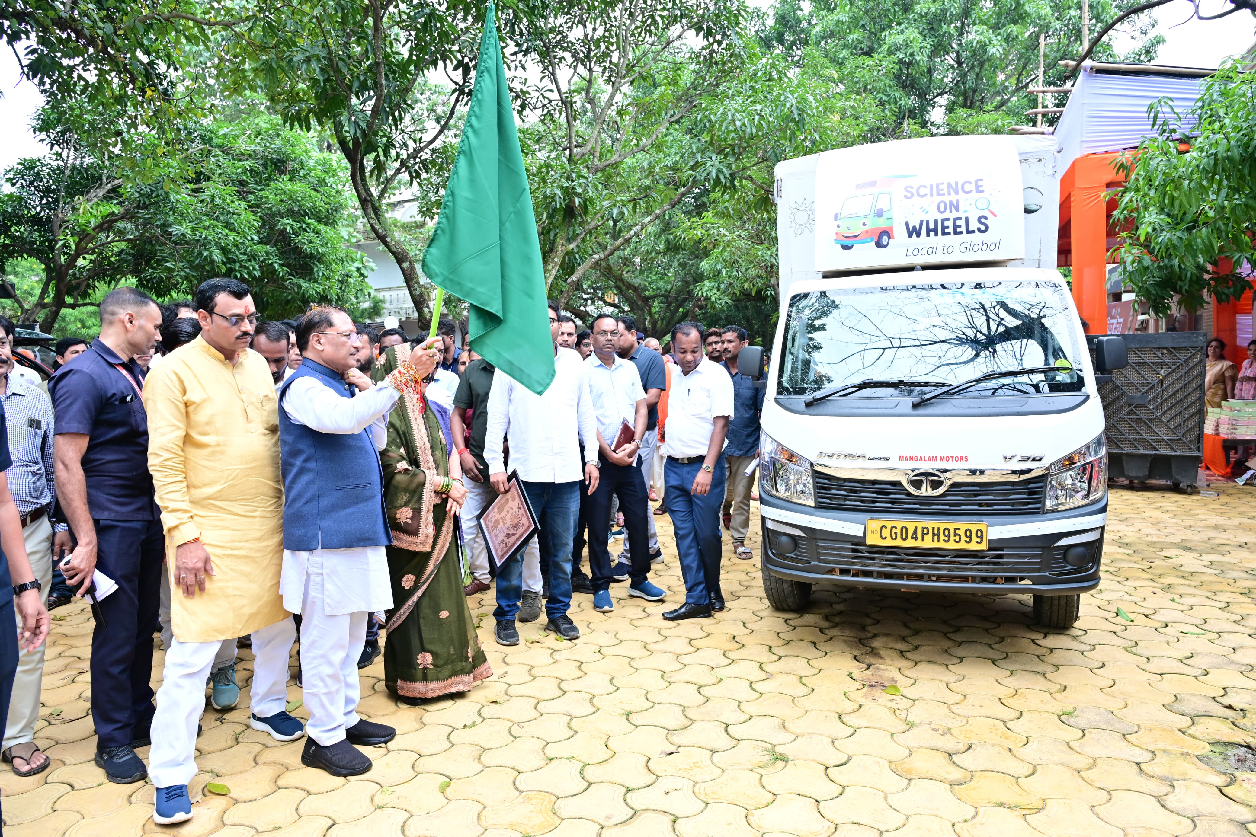 CM साय ने &lsquo;साइंस ऑन व्हील्स&rsquo; को दिखाई हरी झंडी, स्कूलों तक पहुंचेगी चलती-फिरती विज्ञानशाला