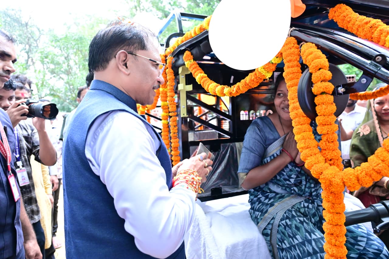 मुख्यमंत्री ने &lsquo;जशपुर एक्सप्रेस&rsquo; योजना का किया शुभारंभ, रक्षाबंधन पर &lsquo;विष्णु भैया&rsquo; ने 50 बहनों को दिया आत्मनिर्भरता का उपहार