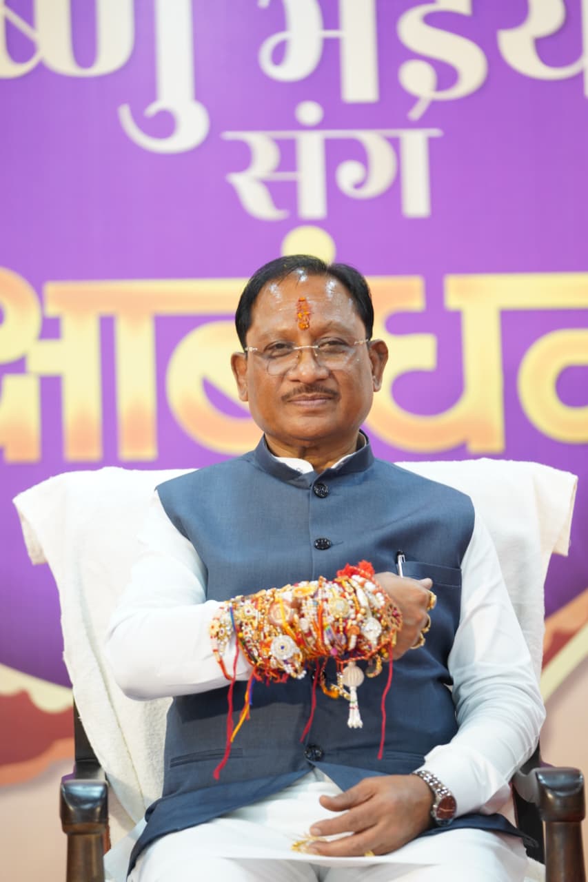 मुख्यमंत्री निवास में रक्षाबंधन का आत्मीय उल्लास, विभिन्न क्षेत्रों से पहुंचीं माताओं-बहनों ने मुख्यमंत्री को बांधी राखी