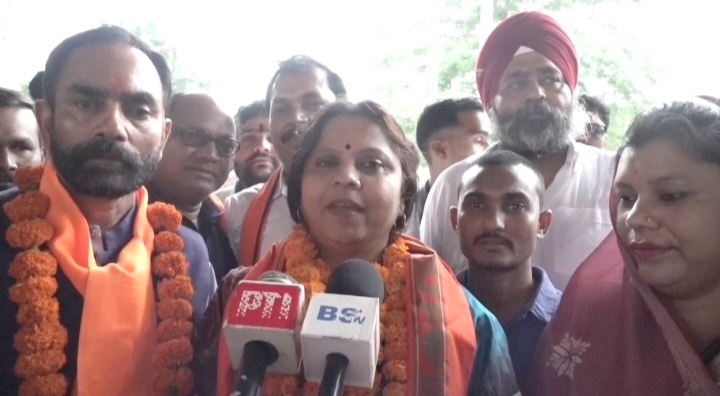 राष्ट्रीय अध्यक्ष बनने के बाद छत्तीसगढ़ पहुंचीं रूपकुमारी चौधरी, रायपुर से बसना तक कार्यकर्ताओं ने किया भव्य स्वागत