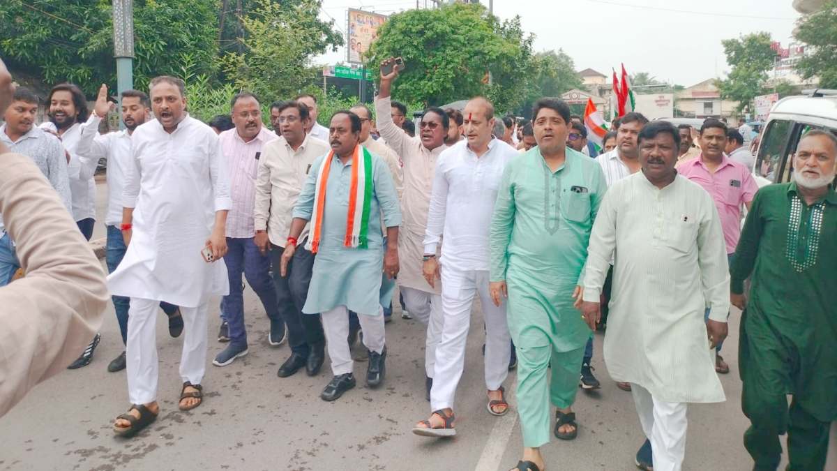 राहुल गांधी के खिलाफ FIR के विरोध में रायपुर में कांग्रेस का पैदल मार्च