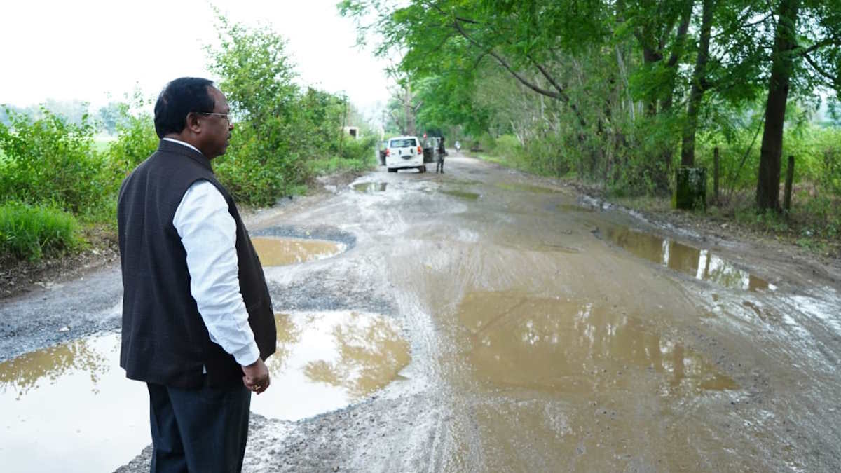 मंत्री रामविचार नेताम ने देखी सड़क की बदहाली, मौके से कलेक्टर को लगाई फटकार, अधिकारियों पर कार्रवाई के निर्देश